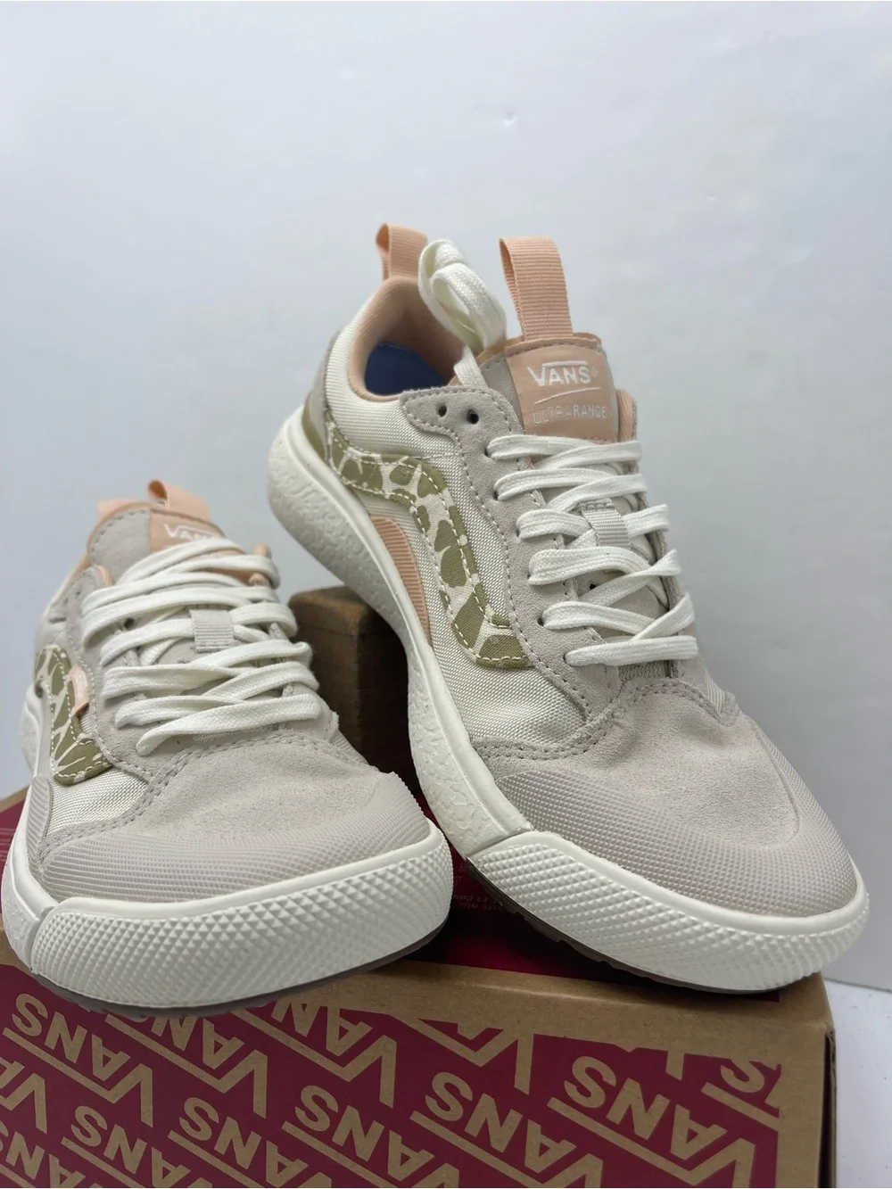Vans WMNS Ultrarange Exo Se
Groovy Floral Khaki
VN0A4UWMKHK Sneakers - Picture 3 of 16
